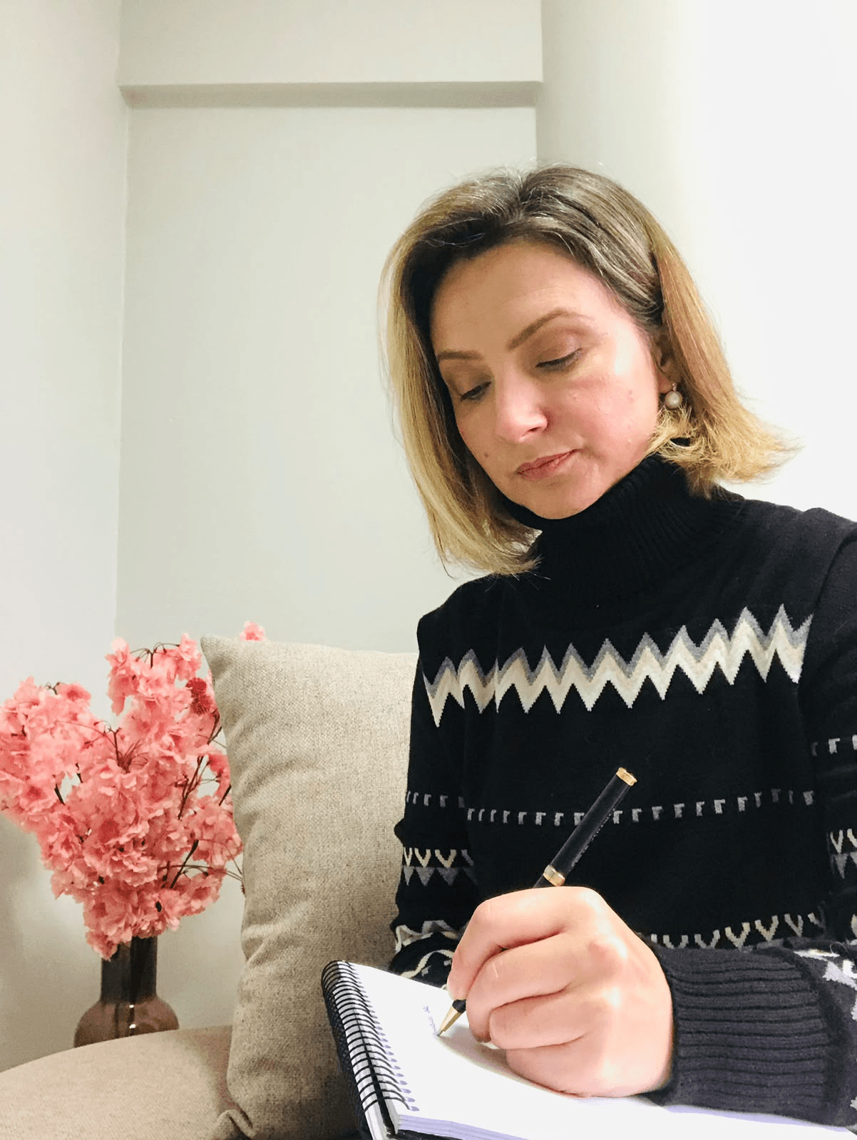 Débora Stürmer escrevendo em um caderno